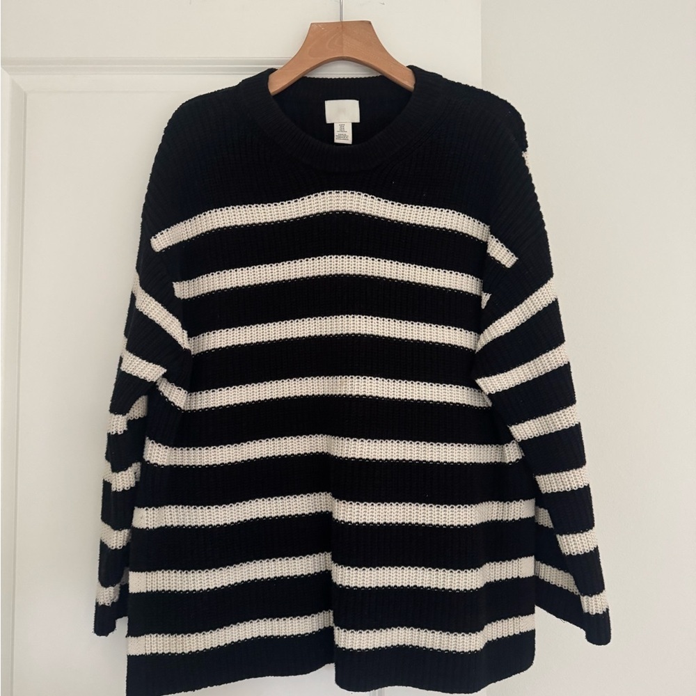 H&M women’s black & white striped side slit tunic crewneck sweater size MEDIUM